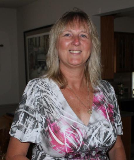 20P Mature ladies braless cleavage pokies 142