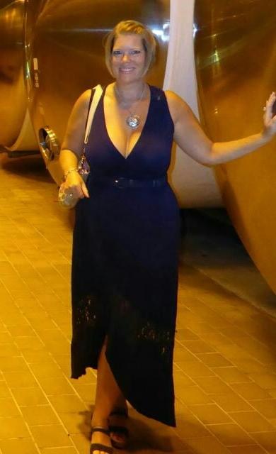 20P Mature ladies braless cleavage pokies 142
