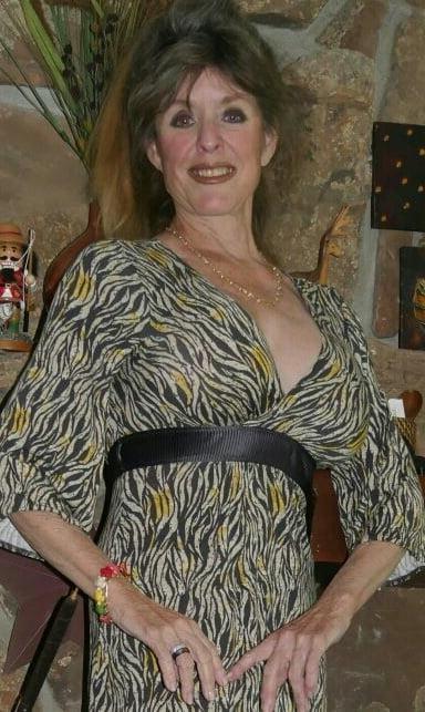 20P Mature ladies braless cleavage pokies 142