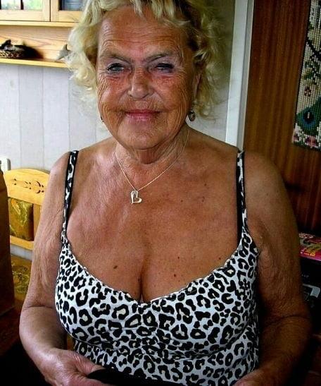 20P Mature ladies braless cleavage pokies 142
