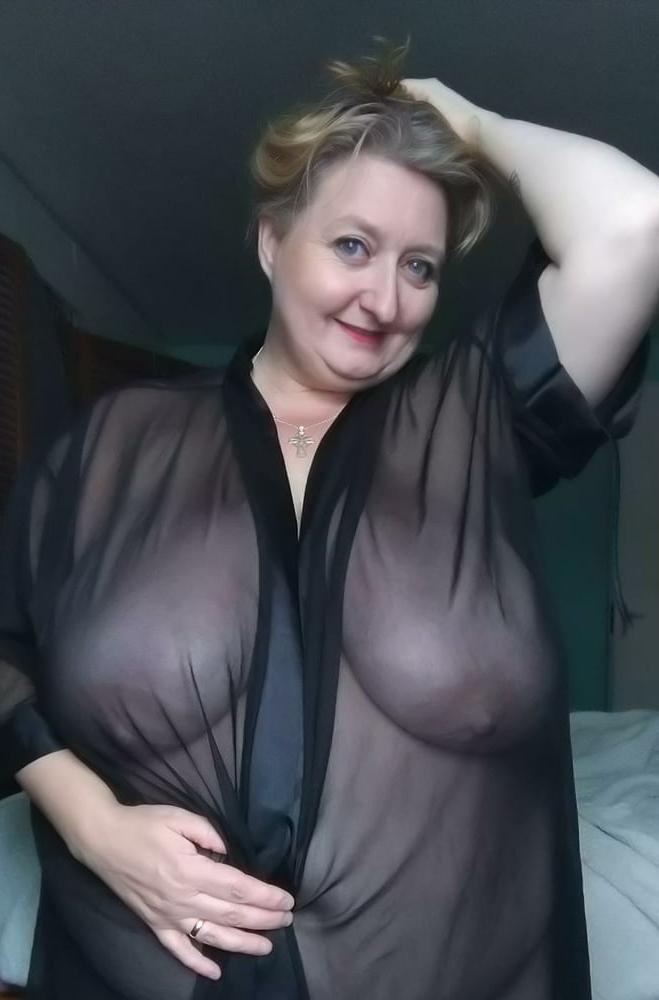 20P Mature ladies braless cleavage pokies 142