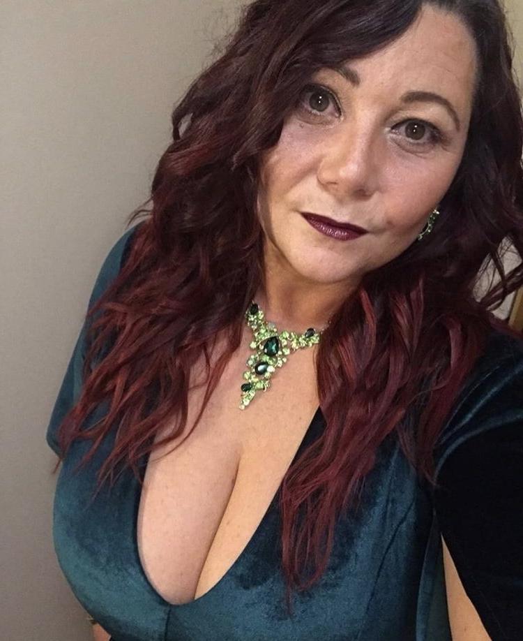 20P Mature ladies braless cleavage pokies 142