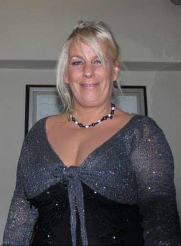 20P Mature ladies braless cleavage pokies 142