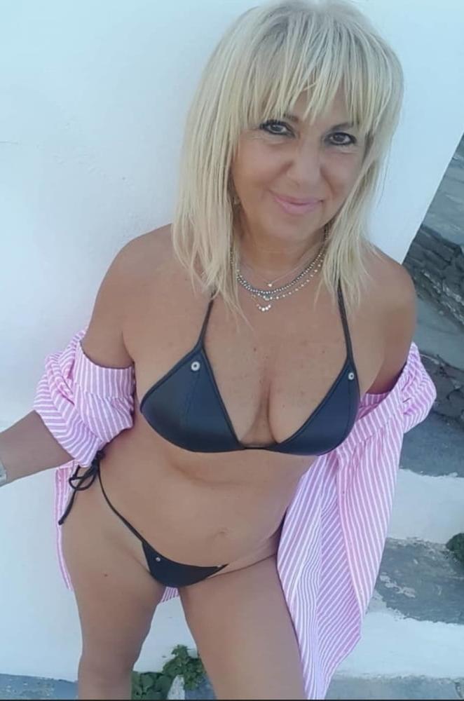 25P Sexy Grandma Spread her Legs 8