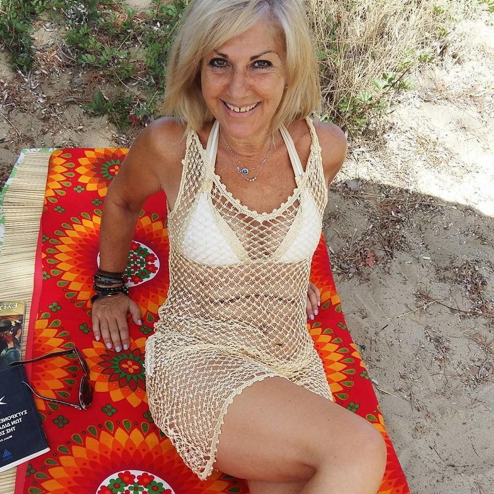 25P Sexy Grandma Spread her Legs 8