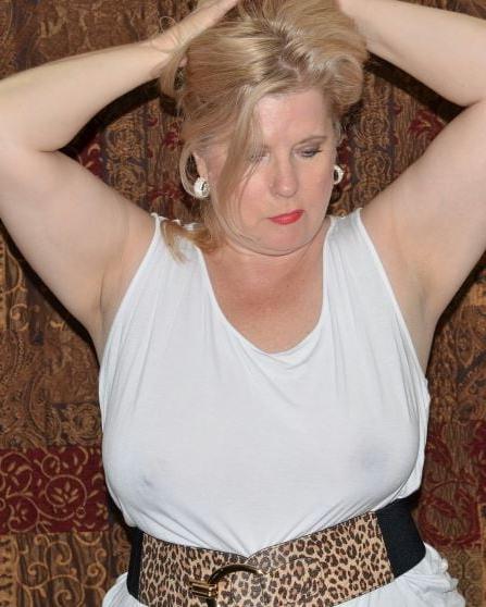 20P Mature ladies braless cleavage pokies 147