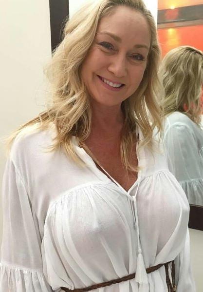 20P Mature ladies braless cleavage pokies 147