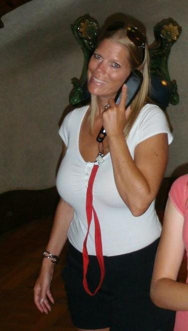 20P Mature ladies braless cleavage pokies 147