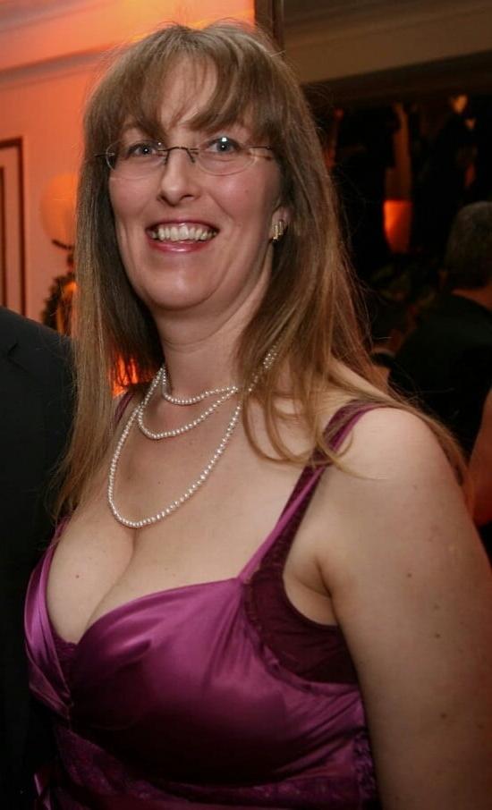 20P Mature ladies braless cleavage pokies 147