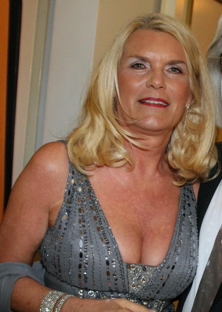 20P Mature ladies braless cleavage pokies 147