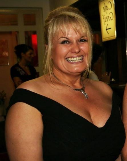 20P Mature ladies braless cleavage pokies 147