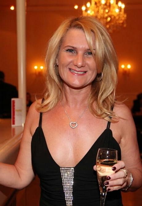 20P Mature ladies braless cleavage pokies 147