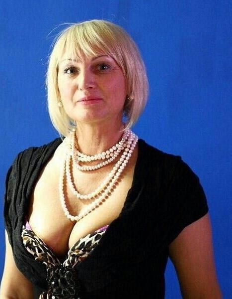 20P Mature ladies braless cleavage pokies 147