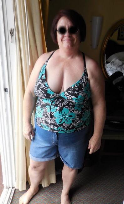 20P Mature ladies braless cleavage pokies 147