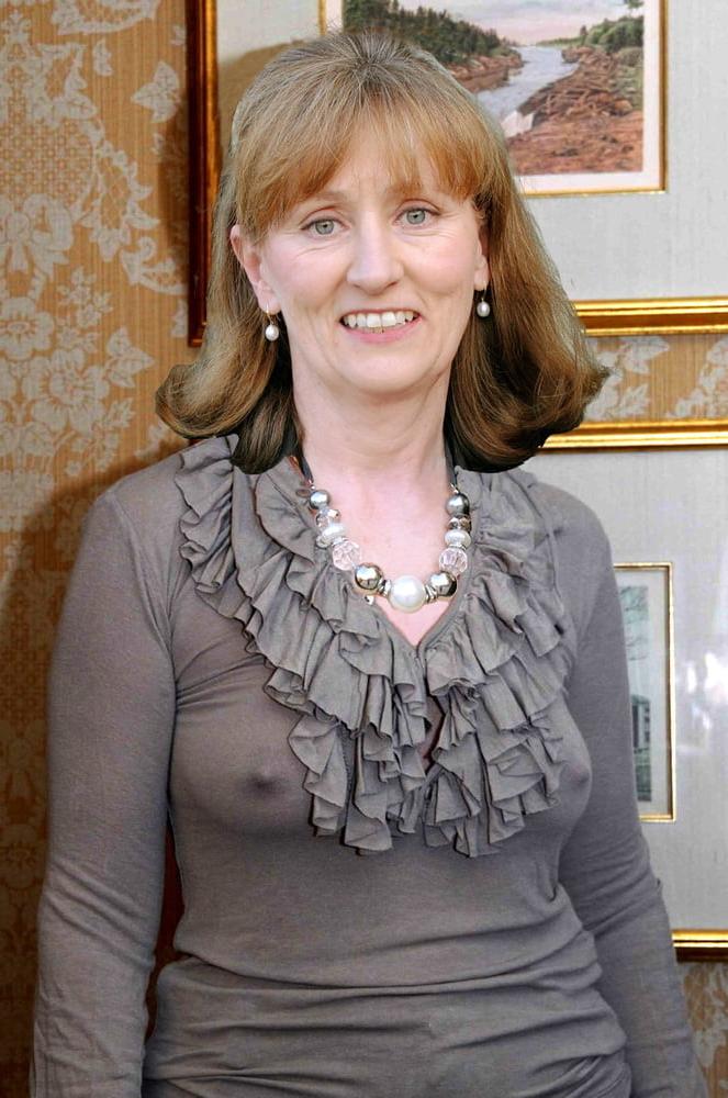 20P Mature ladies braless cleavage pokies 147