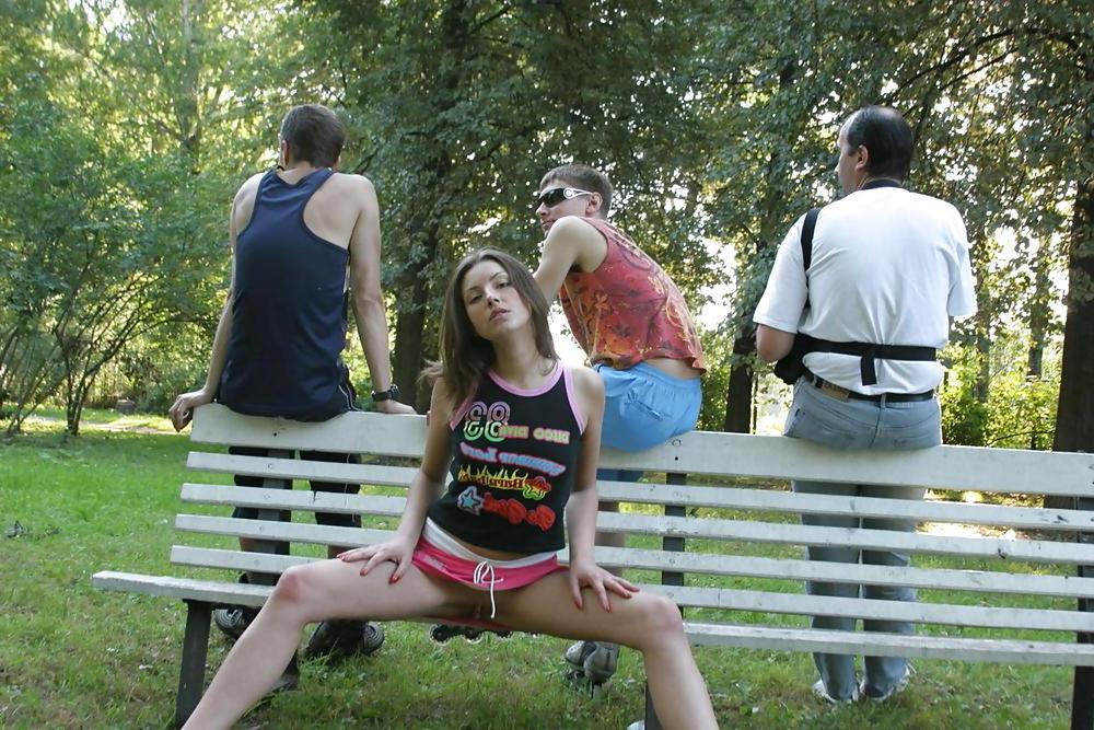 25P FLASHING IN PUBLIC - MONA
