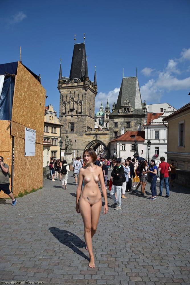 25P Nude in Public 02