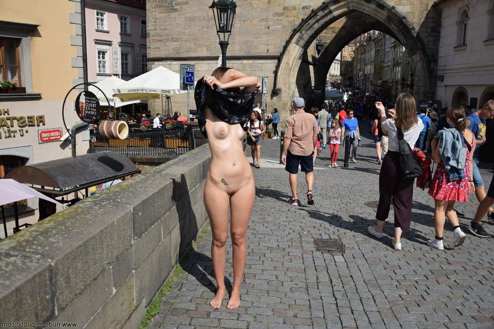 25P Nude in Public 02