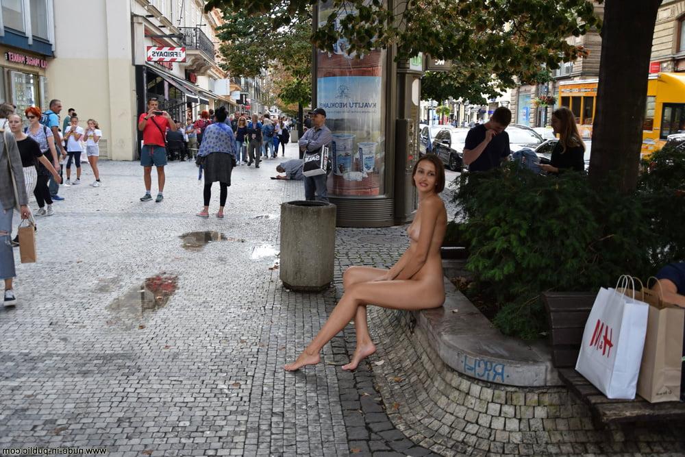 25P Nude in Public 02