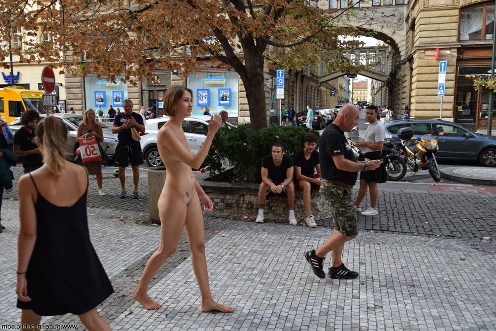 25P Nude in Public 02