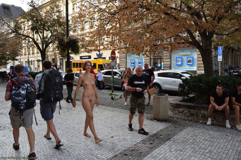 25P Nude in Public 02