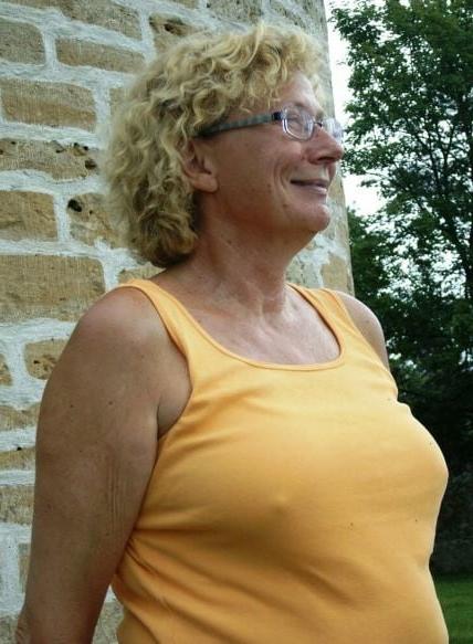 20P Mature ladies braless cleavage 143