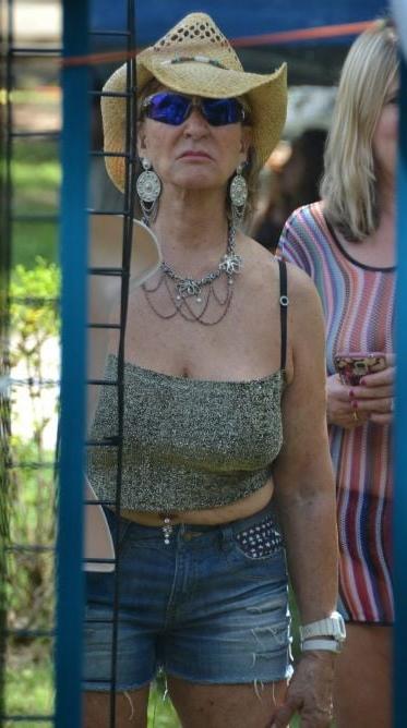 20P Mature ladies braless cleavage 143