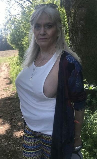 20P Mature ladies braless cleavage 143