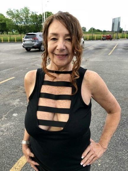 20P Mature ladies braless cleavage 143