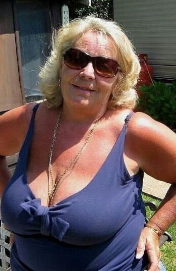 20P Mature ladies braless cleavage 143