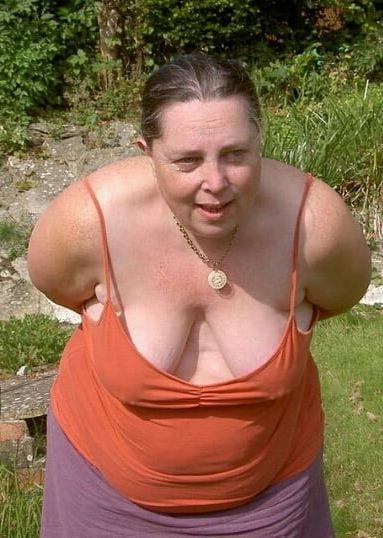 20P Mature ladies braless cleavage 143