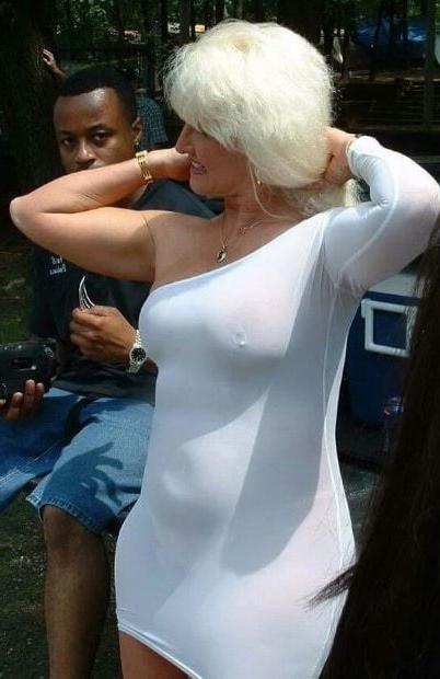 20P Mature ladies braless cleavage 143