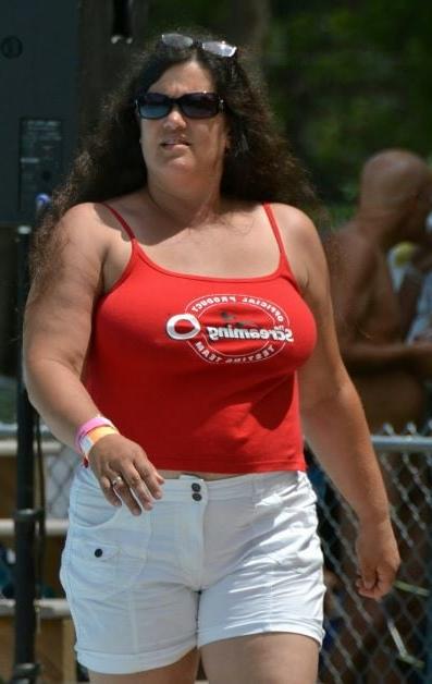 20P Mature ladies braless cleavage 143