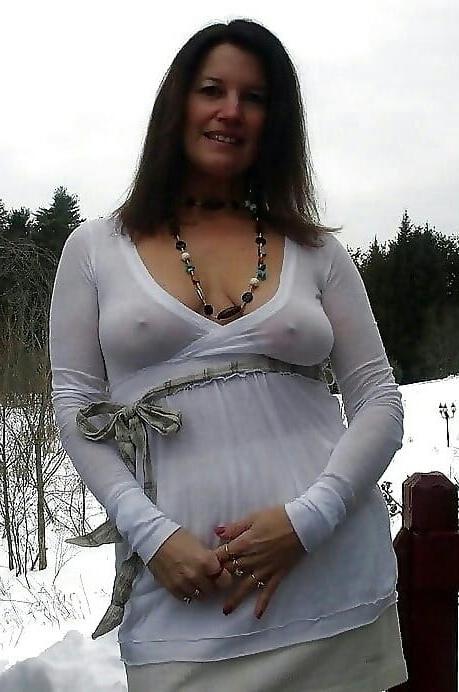 20P Mature ladies braless cleavage 143