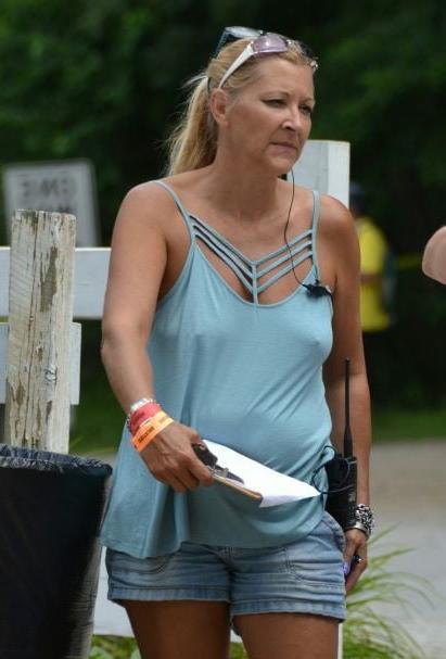 20P Mature ladies braless cleavage pokies 141
