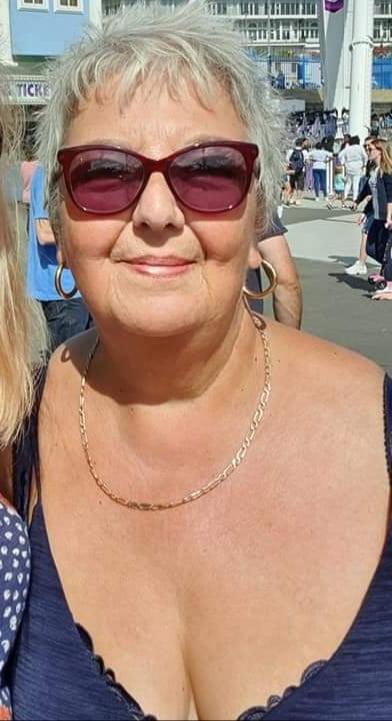 20P Mature ladies braless cleavage pokies 141