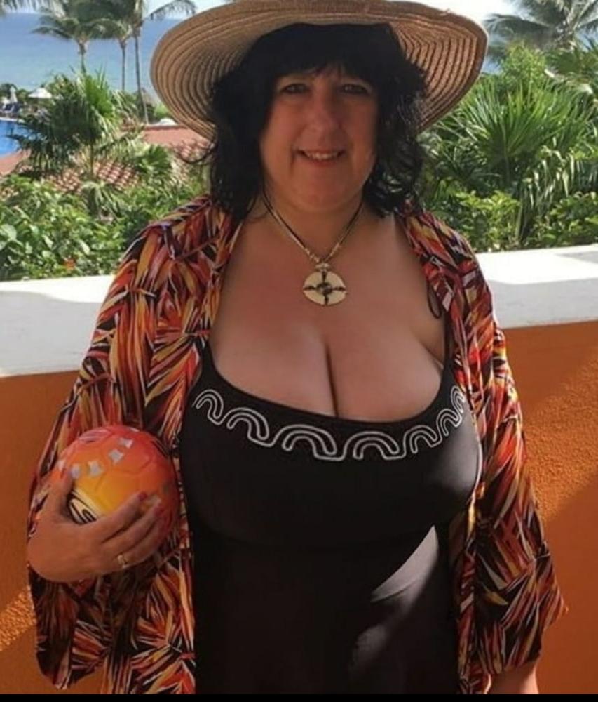20P Mature ladies braless cleavage pokies 141