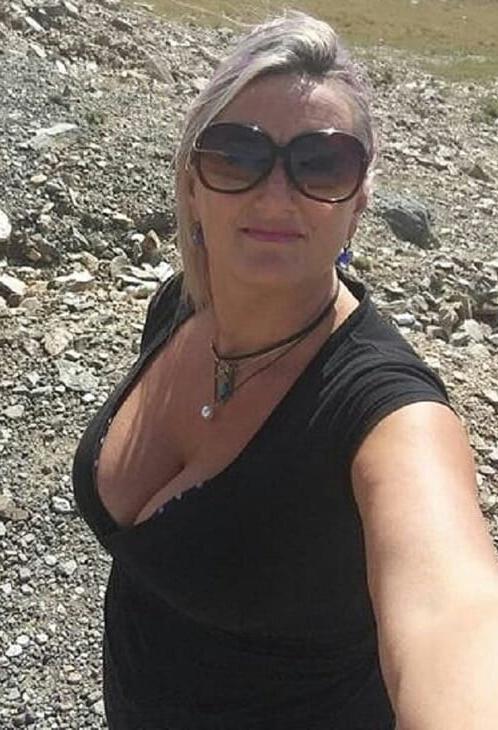 20P Mature ladies braless cleavage pokies 141