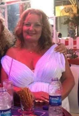20P Mature ladies braless cleavage pokies 141