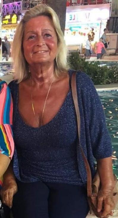 20P Mature ladies braless cleavage pokies 141