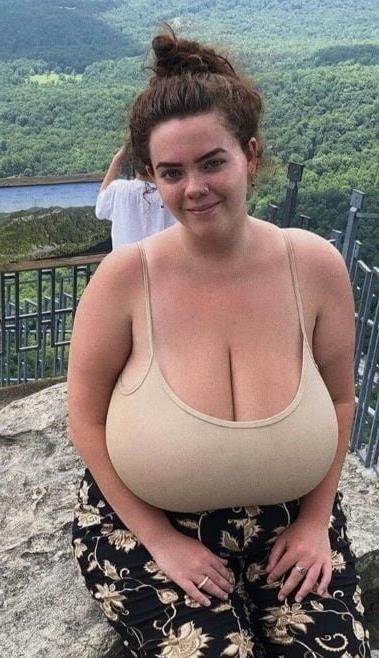20P Mature ladies braless cleavage pokies 141