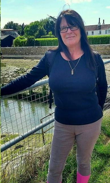 20P Mature ladies braless cleavage pokies 141