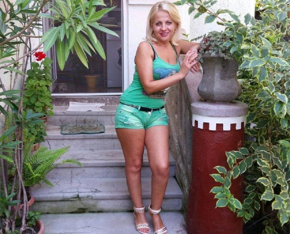 25P ROU ROMANIAN MILFS 59 A ROMANIAN CLASSY MOM PUSSY