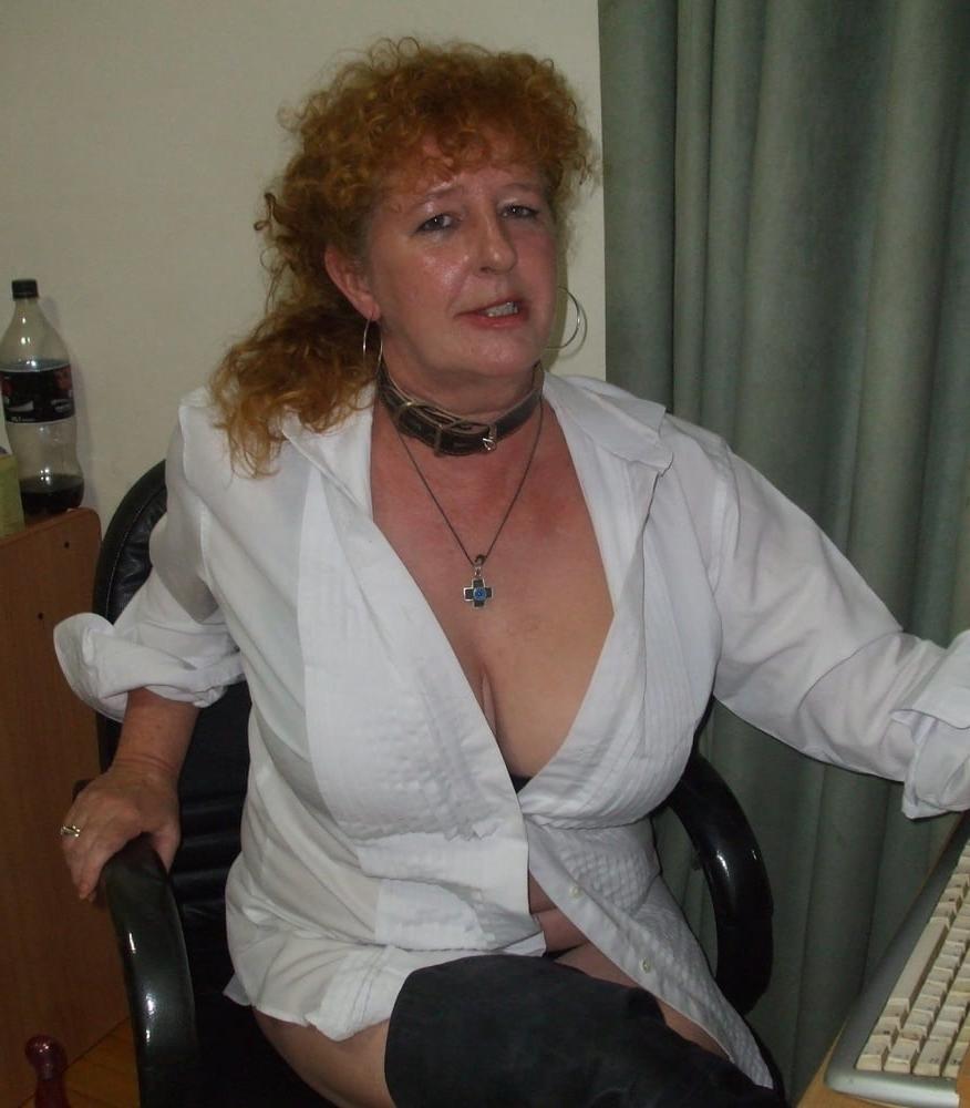 19P Mature ladies braless cleavage pokies 140
