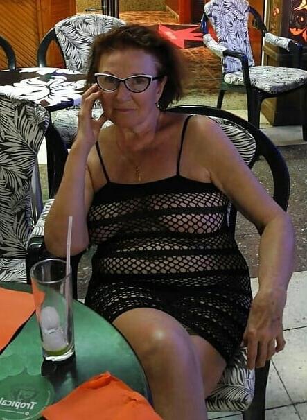 19P Mature ladies braless cleavage pokies 140