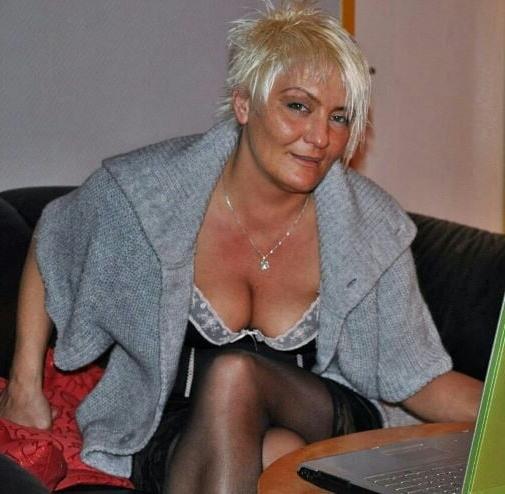 19P Mature ladies braless cleavage pokies 140