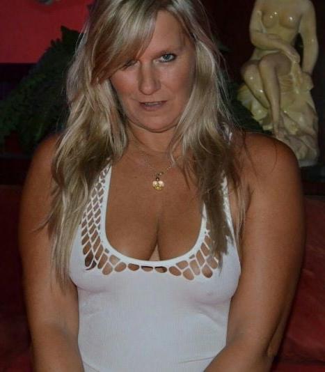 19P Mature ladies braless cleavage pokies 140