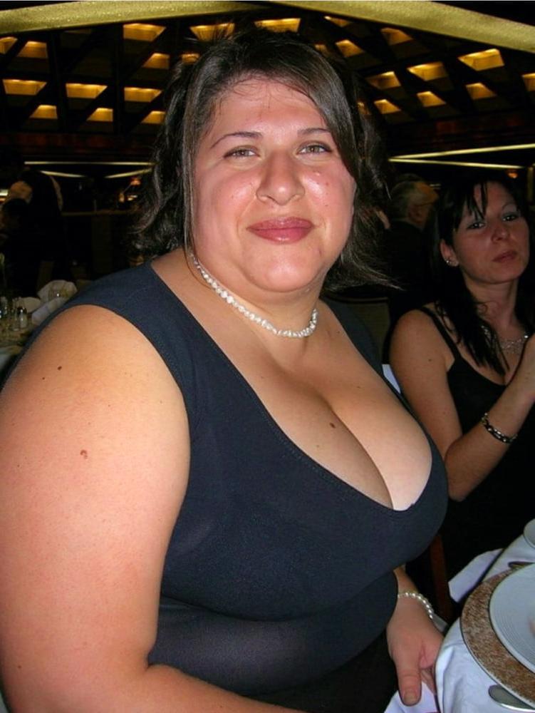 19P Mature ladies braless cleavage pokies 140