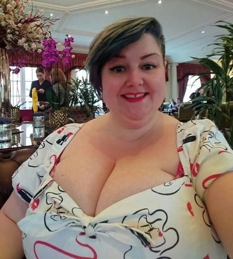 19P Mature ladies braless cleavage pokies 140