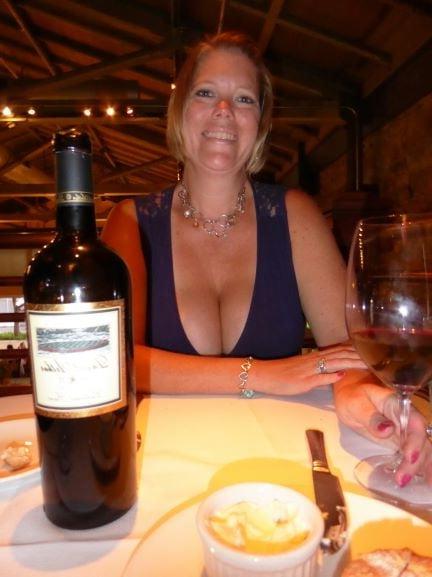 19P Mature ladies braless cleavage pokies 140